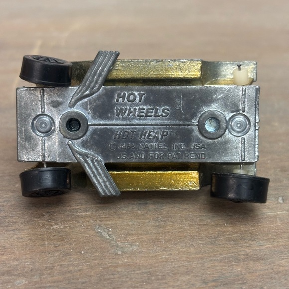 Hot Wheels Redline Hot Heap with badge - Picture 7 of 7